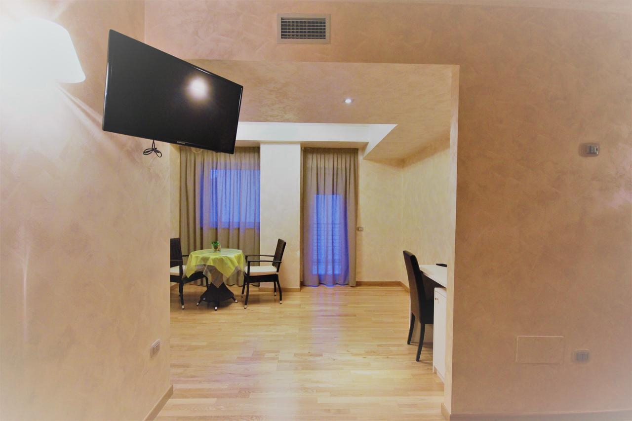 I Rocchi Hotel Tito Esterno foto