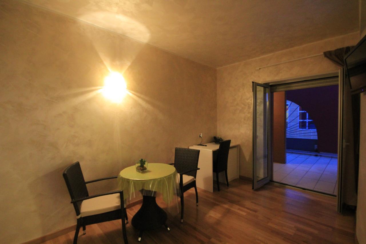 I Rocchi Hotel Tito Esterno foto
