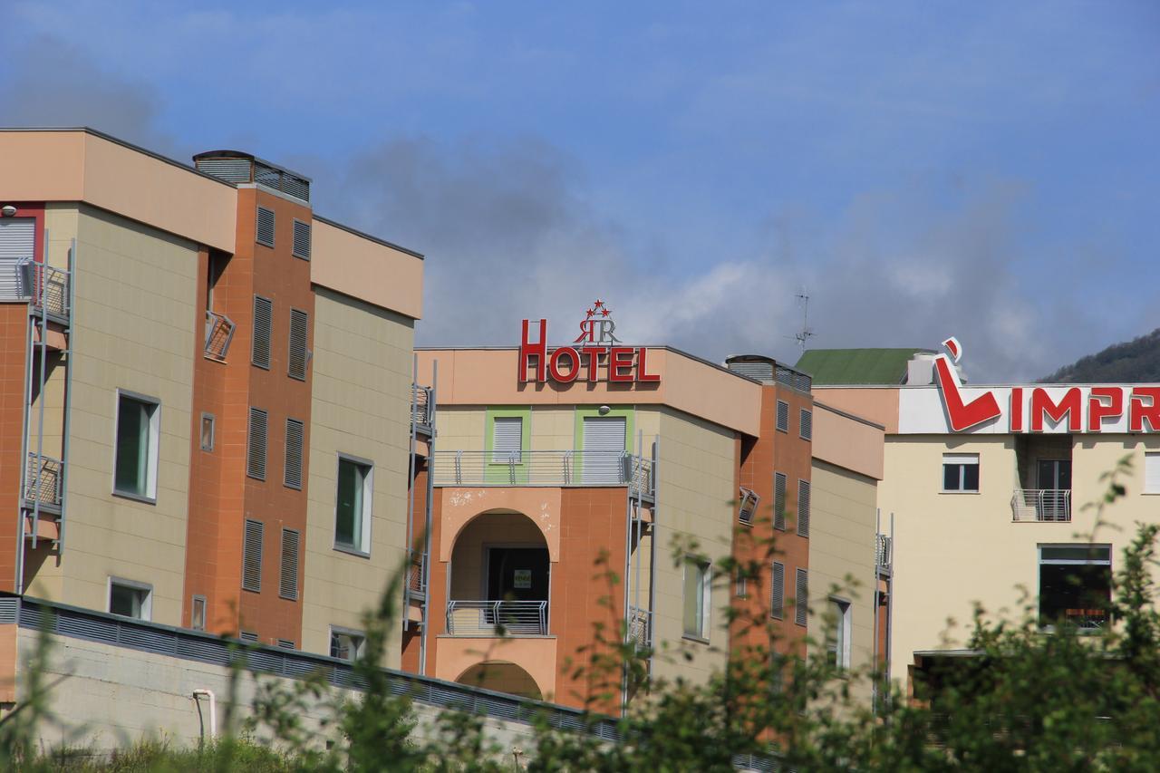 I Rocchi Hotel Tito Esterno foto