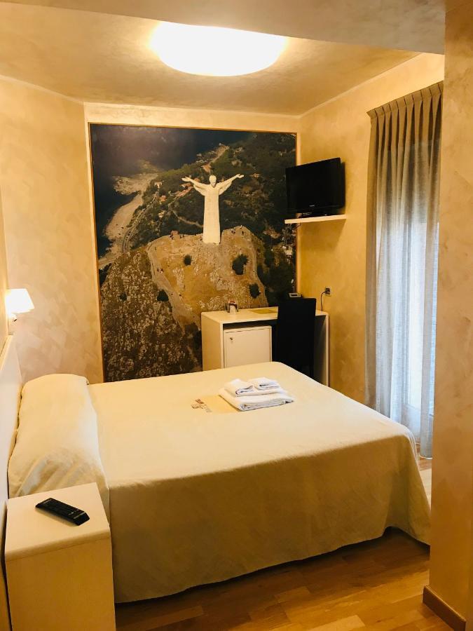 I Rocchi Hotel Tito Esterno foto